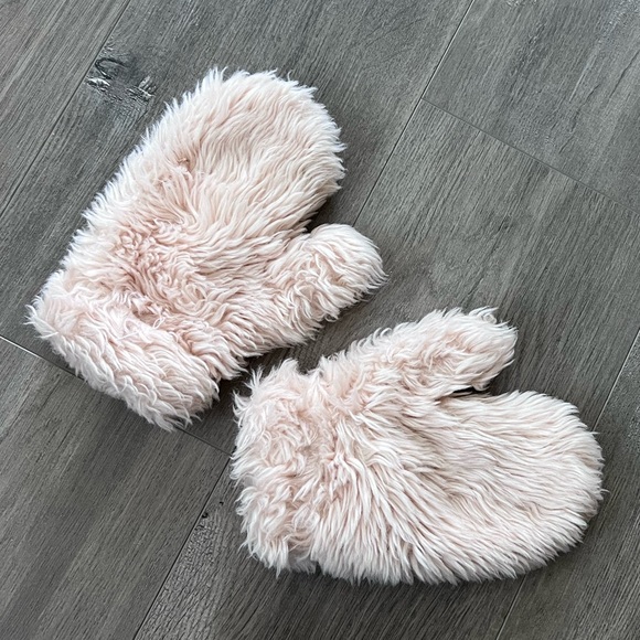 Tucker +Tate cute blush pink fuzzy faux fur mittens - Picture 2 of 4